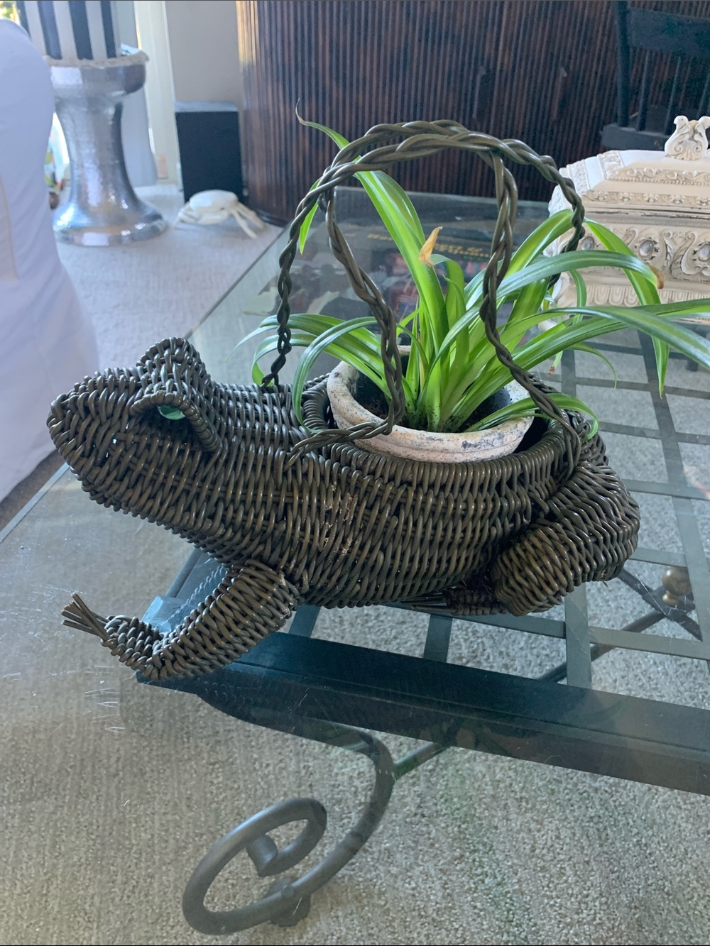 1950s Woven Wicker Frog Novelty hHandbag with Green Glass Marble Eyes 🐸